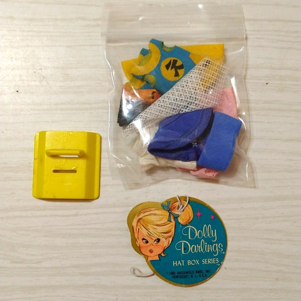 Vintage 1965 Dolly Darlings Case, Dolls & Clothing Set - Picture 4 of 5